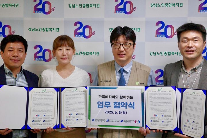 [서울=뉴시스] 한국에자이는 지난 9일 강남노인종합복지관에서 강남 지역 3개 노인복지기관과 치매 친화적 복지환경 조성을 위한 업무 협약을 체결했다고 10일 밝혔다. 왼쪽부터 강남실버센터 김은기 센터장, 한국에자이 서정주 이사, 강남노인종합복지관 고영한 관장, 강남노인종합복지관 김경수 부장. (사진=한국에자이 제공) 2025.06.10. photo@newsis.com *재판매 및 DB 금지