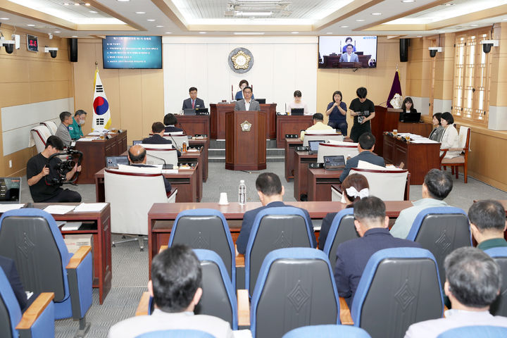 [태안=뉴시스] 태안군의회가 10일 본회의장에서 제312회 제1차 정례회 개회를 하고 있다. (사진=태안군의회 제공) 2025.06.10. photo@newsis.com *재판매 및 DB 금지