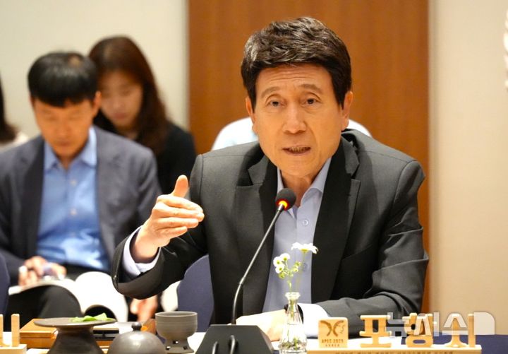[포항=뉴시스] 송종욱 기자 = 이강덕 경북 포항시장이 10일 경주 황룡원에서 열린 '민선8기 제15차 경북도시장군수협의회'에 참석해 "자치분권·재정과 관련한 강력한 제도 마련이 절실하다"고 밝혔다. 사진은 이 시장의 발언 모습. (사진=포항시 제공) 2025.06.10. photo@newsis.com