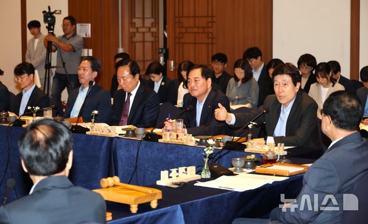 [포항=뉴시스] 송종욱 기자 = 이강덕 경북 포항시장이 10일 경주 황룡원에서 열린 '민선8기 제15차 경북도시장군수협의회'에 참석해 "자치분권·재정과 관련한 강력한 제도 마련이 절실하다"고 밝혔다. 사진은 이 시장의 발언 모습. (사진=포항시 제공) 2025.06.10. photo@newsis.com
