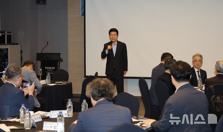 [포항=뉴시스] 송종욱 기자 = 이강덕 경북 포항시장이 10일 보코 서울 강남 호텔에서 열린 '미래의료혁신연구회 제7회 정기세미나'에 참석해 지역 의료 혁신과 의사과학자 양성의 중요성을 강조했다. 사진은 새 정부 국정 과제에 '포스텍 의과대학 설립' 반영을 촉구하는 이강덕 포항시장의 모습. (사진=포항시 제공) 2025.06.10. photo@newsis.com