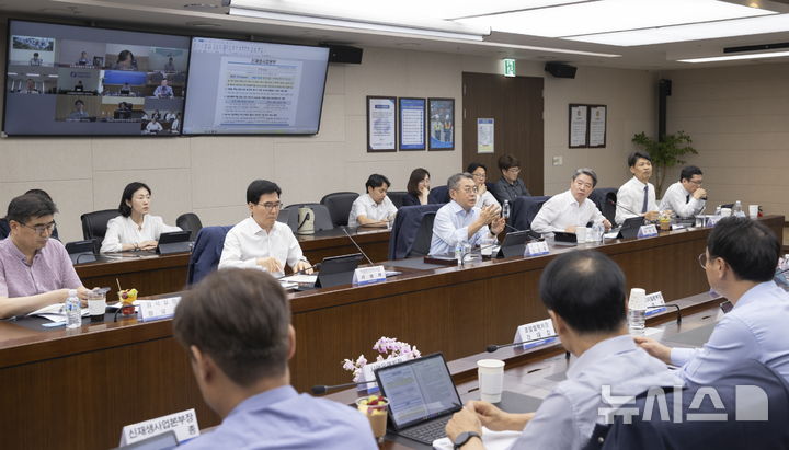 [세종=뉴시스]한국남부발전은 10일 부산 본사에서 경영간부 합동 민생·전략·혁신 대토론회를 열고 이재명 정부 정책 공약의 핵심 내용을 공유하고 재생에너지 중심 에너지 전환 등 핵심 공약에 대한 선도적 이행방안을 수립을 모색했다.(사진=남부발전 제공)