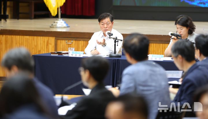 [광명=뉴시스]박승원 광명시장이 10일 시청 대회의실에서 열린 '2026년도 주민참여예산사업 부서 검토 결과 보고회'에서 발언하고 있다.(사진=광명시 제공)2025.06.10.photo@newsis.com