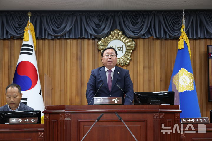 [울진=뉴시스] 안병철 기자 = 10일 경북 울진군의회에서 개최된 제285회 제1차 정례회에서 김정희 의장이 개회사를 하고 있다.(사진=울진군의회 제공) 2025.06.10. photo@newsis.com