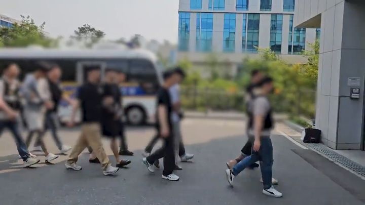 검찰에 송치되는 불법 도박사이트 운영 조직폭력배들. (사진=경기남부경찰청 제공) *재판매 및 DB 금지