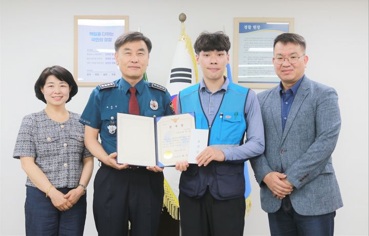 [부산=뉴시스] 경찰로부터 감사장을 받은 경남 진주우체국 소속 최원홍 집배원. (사진=부산우정청 제공) 2025.06.10. photo@newsis.com  *재판매 및 DB 금지