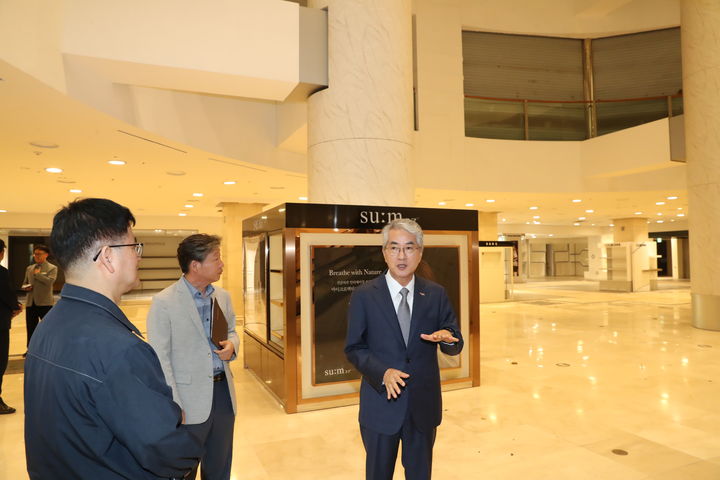 [창원=뉴시스]박종훈 경남교육감, 옛 ‘롯데백화점 마산점’ 현장 방문.(사진=경남교육청 제공) 2025.06.10.photo@newsis.com *재판매 및 DB 금지