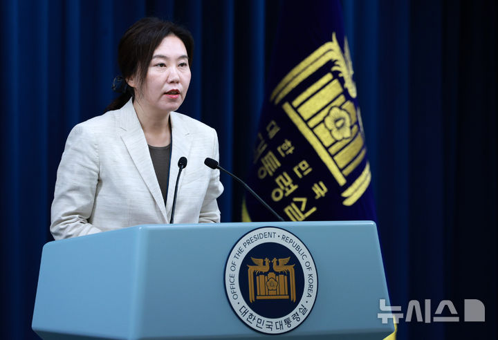 [서울=뉴시스] 고범준 기자 = 강유정 대변인이 10일 서울 용산구 대통령실 브리핑룸에서 국민추천제 관련 브리핑을 하고 있다. 2025.06.10. bjko@newsis.com