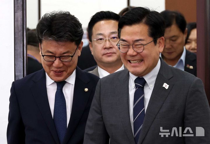 [서울=뉴시스] 조성봉 기자 = 박찬대 더불어민주당 당대표 직무대행 겸 원내대표와 진성준(왼쪽) 정책위의장이 10일 오전 서울 여의도 국회에서 열린 원내대책회의에 참석하고 있다. 2025.06.10.  suncho21@newsis.com