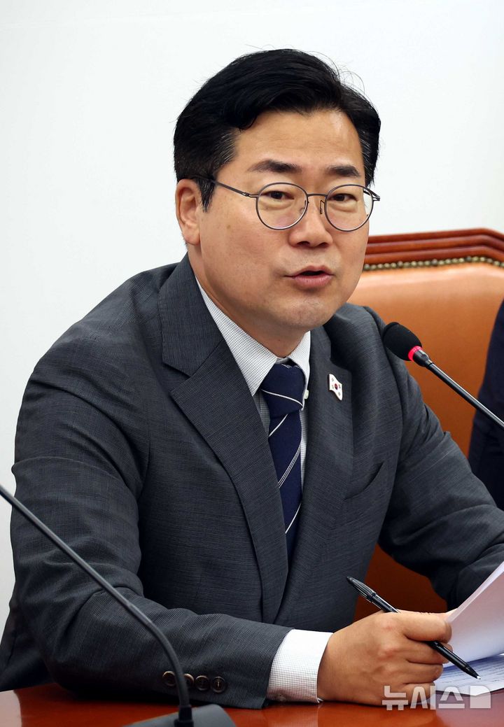 [서울=뉴시스] 조성봉 기자 = 박찬대 더불어민주당 당대표 직무대행 겸 원내대표가 10일 오전 서울 여의도 국회에서 열린 원내대책회의에서 발언하고 있다. 2025.06.10. suncho21@newsis.com
