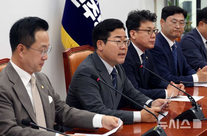 [서울=뉴시스] 조성봉 기자 = 박찬대 더불어민주당 당대표 직무대행 겸 원내대표가 10일 오전 서울 여의도 국회에서 열린 원내대책회의에서 발언하고 있다. 2025.06.10. suncho21@newsis.com