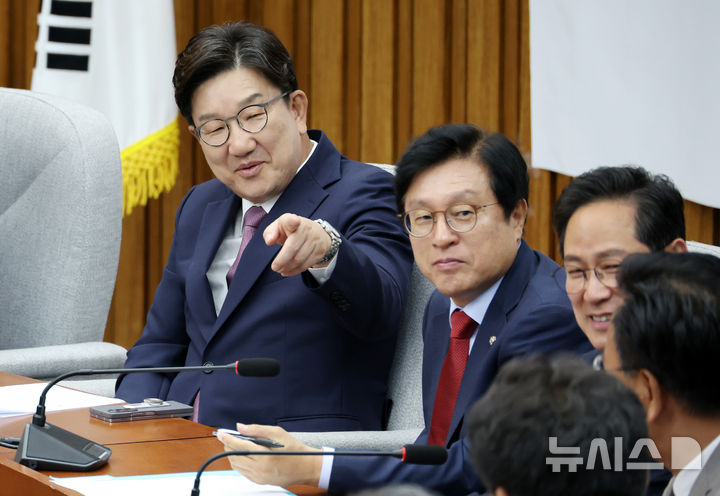 [서울=뉴시스] 조성우 기자 = 권성동(왼쪽) 국민의힘 원내대표가 10일 오전 서울 여의도 국회에서 열린 원내대책회의에서 의원들과 대화하고 있다. 2025.06.10. xconfind@newsis.com