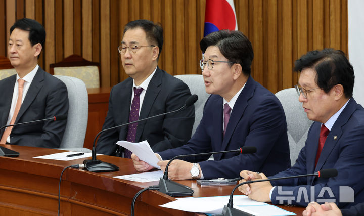 [서울=뉴시스] 조성우 기자 = 권성동(왼쪽 세 번째) 국민의힘 원내대표가 10일 오전 서울 여의도 국회에서 열린 원내대책회의에서 발언하고 있다. 2025.06.10. xconfind@newsis.com