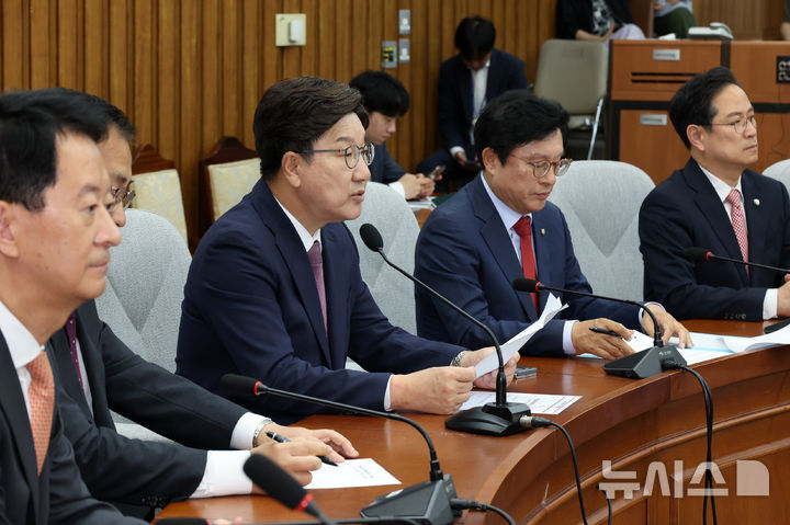 [서울=뉴시스] 조성우 기자 = 권성동(오른쪽 세 번째) 국민의힘 원내대표가 10일 오전 서울 여의도 국회에서 열린 원내대책회의에서 발언하고 있다. 2025.06.10. xconfind@newsis.com