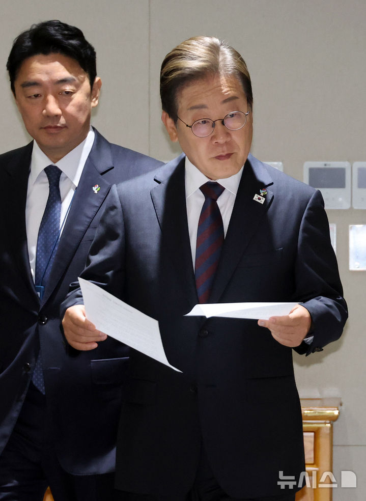 [서울=뉴시스] 최진석 기자 = 이재명 대통령이 10일 서울 용산 대통령실에서 열린 국무회의에 입장하고 있다. (대통령실통신사진기자단) 2025.06.10. myjs@newsis.com