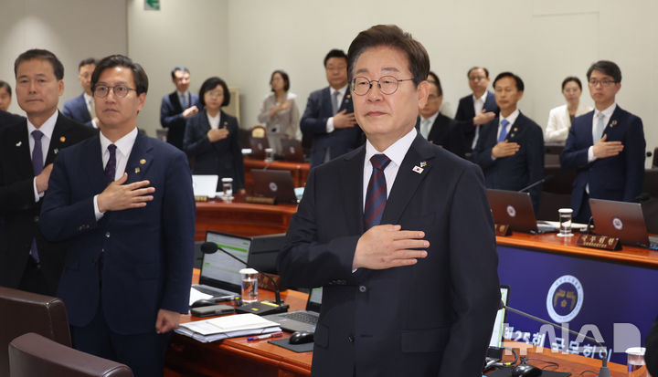 [서울=뉴시스] 최진석 기자 = 이재명 대통령이 10일 서울 용산 대통령실에서 열린 국무회의에서 국기에 경례하고 있다. (대통령실통신사진기자단) 2025.06.10. myjs@newsis.com