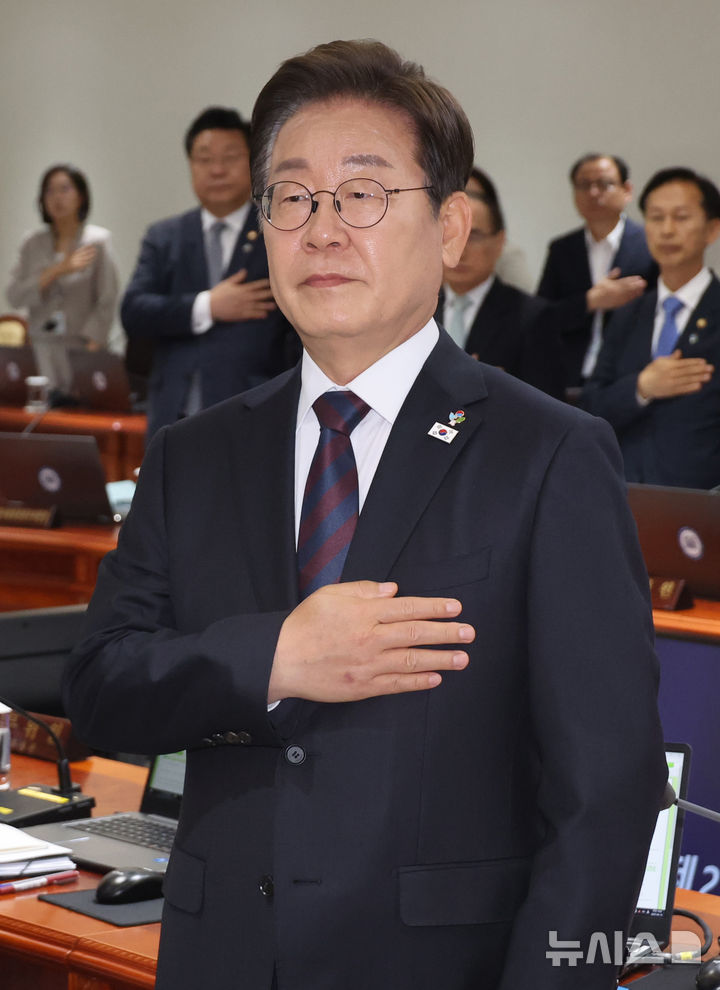 [서울=뉴시스] 최진석 기자 = 이재명 대통령이 10일 서울 용산 대통령실에서 열린 국무회의에서 국기에 경례하고 있다. (대통령실통신사진기자단) 2025.06.10. myjs@newsis.com