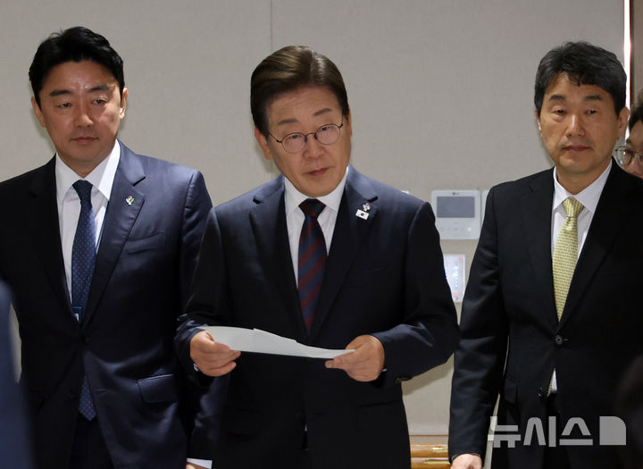 [서울=뉴시스] 최진석 기자 = 이재명 대통령이 10일 서울 용산 대통령실에서 열린 국무회의에 입장하고 있다. (대통령실통신사진기자단) 2025.06.10. myjs@newsis.com