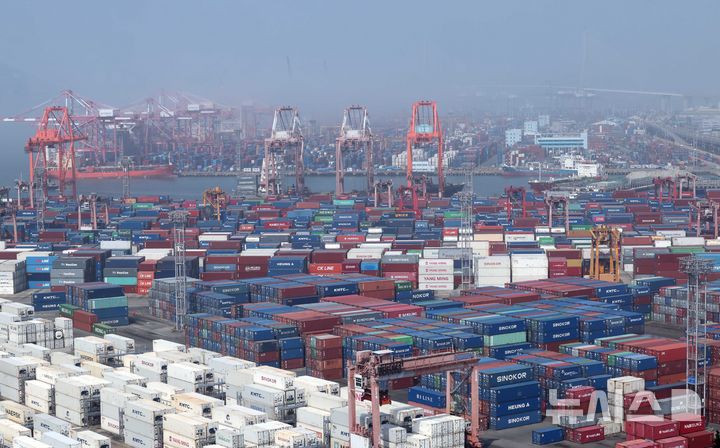 [부산=뉴시스] 하경민 기자 = 10일 한국은행이 발표한 '2025년 4월 국제수지'(잠정)에 따르면 올해 4월 우리나라 경상수지는 57억 달러 흑자를 기록, 2023년 5월(20억9000만 달러) 이후 24개월째 흑자를 달성했다.&nbsp; 이날 부산 남구 신선대(사진 아래) 및 감만(위) 부두 야적장에 수출입 컨테이너가 쌓여 있다. 2025.06.10. yulnetphoto@newsis.com