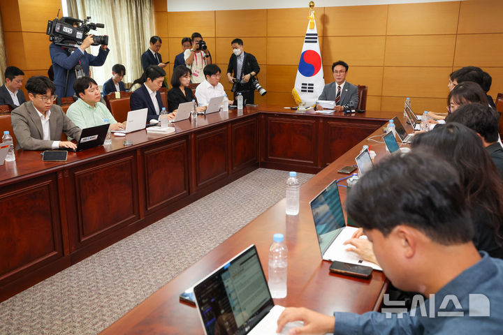 [서울=뉴시스] 김명원 기자 = 김민석 국무총리 후보자가 10일 오전 서울 종로구 통의동 금융감독연수원에 마련된 인사청문회 준비단 사무실에서 출입기자들과 간담회를 하고 있다. (공동취재) 2025.06.10 photo@newsis.com