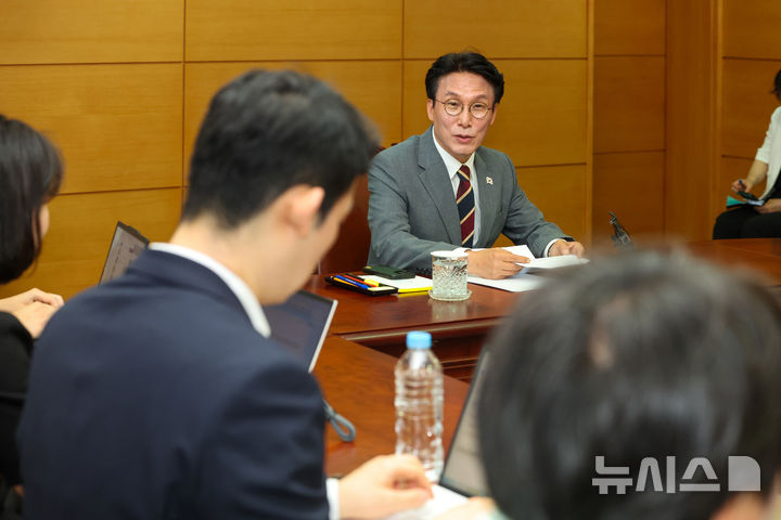 [서울=뉴시스] 김명원 기자 = 김민석 국무총리 후보자가 10일 오전 서울 종로구 통의동 금융감독연수원에 마련된 인사청문회 준비단 사무실에서 출입기자들과 간담회를 하고 있다. (공동취재) 2025.06.10 photo@newsis.com