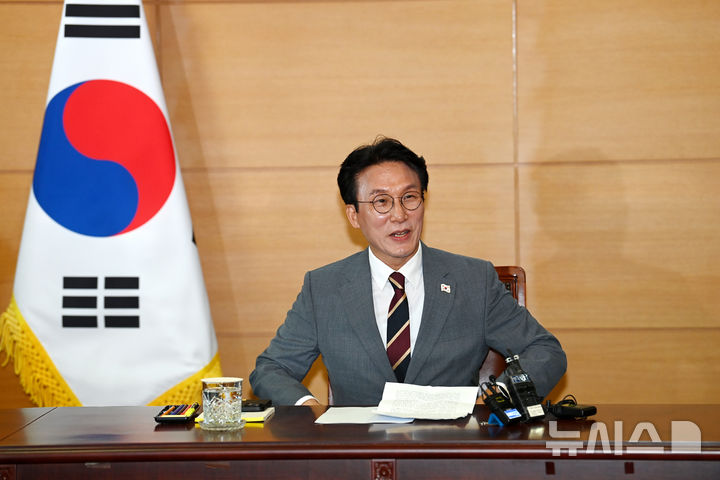 [서울=뉴시스] 김명원 기자 = 김민석 국무총리 후보자가 10일 오전 서울 종로구 통의동 금융감독연수원에 마련된 인사청문회 준비단 사무실에서 출입기자들과 간담회를 하고 있다. (공동취재) 2025.06.10 photo@newsis.com