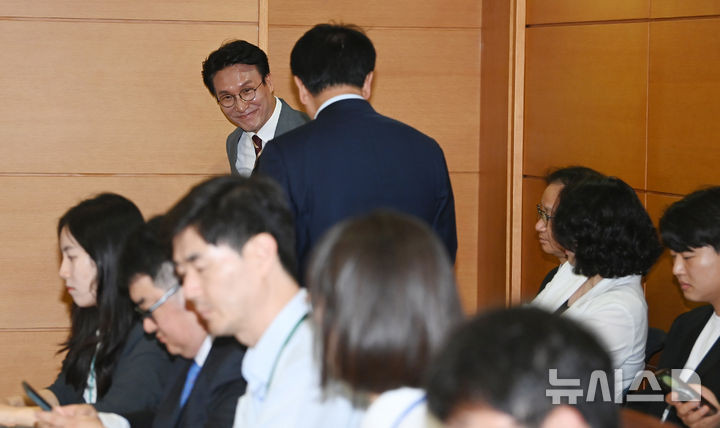 [서울=뉴시스] 김명원 기자 = 김민석 국무총리 후보자가 10일 오전 서울 종로구 통의동 금융감독연수원에 마련된 인사청문회 준비단 사무실에서 열린 출입기자들과 간담회에 참석하고 있다. (공동취재) 2025.06.10 photo@newsis.com