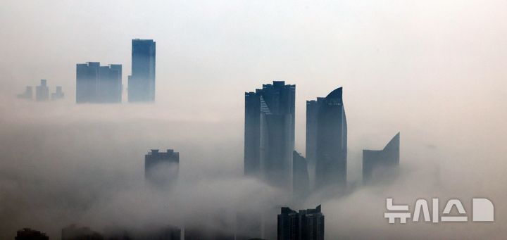 [부산=뉴시스] 하경민 기자 = 전국에 무더위가 이어진 10일 부산 해운대구 일대 초고층 건물들이 해무로 뒤덮여 장관을 연출하고 있다. 2025.06.10. yulnetphoto@newsis.com