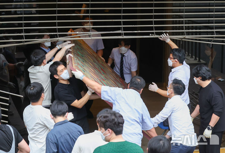 [서울=뉴시스] 김명년 기자 = 10일 오전 서울 종로구 조계사 옆 한국불교역사문화기념관 국제회의장에서 화재가 발생해 관계자들이 문화재를 옮기고 있다. 2025.06.09. kmn@newsis.com