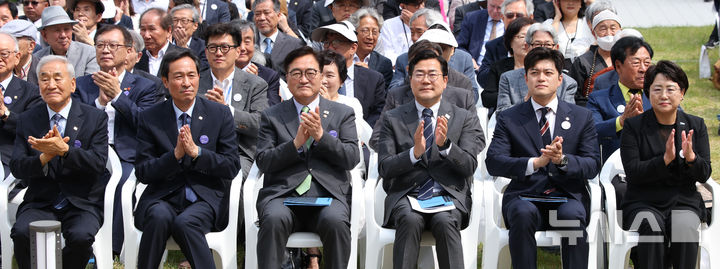 [서울=뉴시스] 김금보 기자 = 이재오(왼쪽부터) 민주화운동기념사업회 이사장, 우상호 정무수석, 우원식 국회의장, 박찬대 더불어민주당 대표 직무대행 겸 원내대표, 김용태 국민의힘 비상대책위원장, 김선민 조국혁신당 대표 권한대행이 10일 서울 용산구 민주화운동기념관에서 열린 '제38주년 6·10민주항쟁 기념식 및 민주화운동기념관 개관식'에 참석해 있다. 2025.06.09. kgb@newsis.com