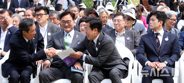 [서울=뉴시스] 김금보 기자 = 우상호(왼쪽부터) 정무수석, 우원식 국회의장, 박찬대 더불어민주당 대표 직무대행 겸 원내대표, 김용태 국민의힘 비상대책위원장이 10일 서울 용산구 민주화운동기념관에서 열린 '제38주년 6·10민주항쟁 기념식 및 민주화운동기념관 개관식'에 참석해 있다. 2025.06.09. kgb@newsis.com