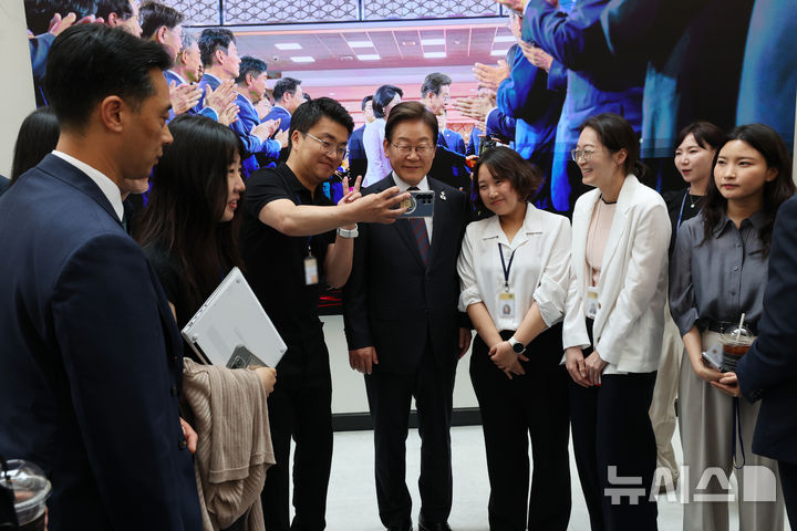 [서울=뉴시스] 고범준 기자 = 이재명 대통령이 10일 서울 용산구 대통령실 청사에서 취재진들과 사진을 찍고 있다. 2025.06.10. bjko@newsis.com