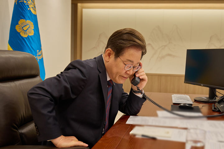 [서울=뉴시스] 이재명 대통령이 10일 서울 용산구 대통령실 청사 집무실에서 시진핑 중국 주석과 통화를 하고 있다. (사진=대통령실 제공) 2025.06.10. photo@newsis.com *재판매 및 DB 금지