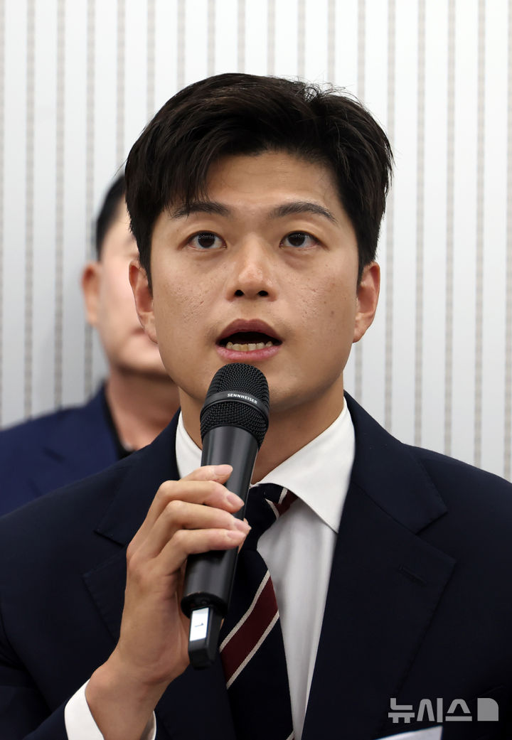 [서울=뉴시스] 고승민 기자 = 김용태 국민의힘 비상대책위원장이 10일 서울 여의도 당사에서 열린 원외당협위원장 간담회에서 발언하고 있다. 2025.06.10. kkssmm99@newsis.com