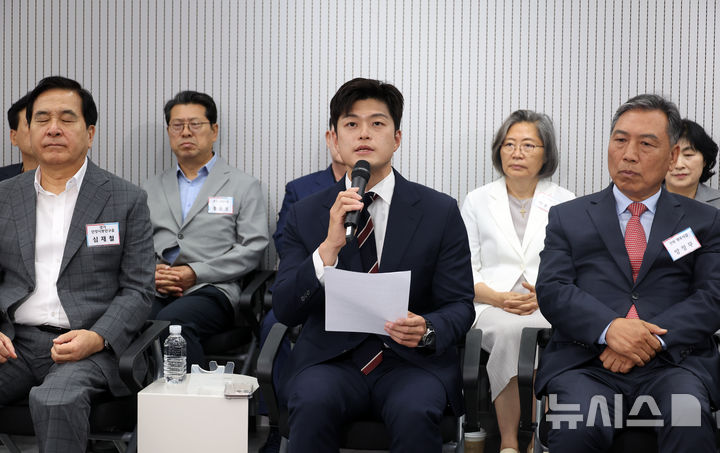 [서울=뉴시스] 고승민 기자 = 김용태 국민의힘 비상대책위원장이 10일 서울 여의도 당사에서 열린 원외당협위원장 간담회에서 발언하고 있다. 2025.06.10. kkssmm99@newsis.com