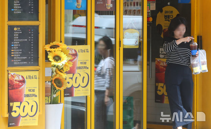 [서울=뉴시스] 김혜진 기자 = 서울의 더본코리아 커피전문점 빽다방 매장에서 손님들이 음료를 구매한 뒤 매장을 나서고 있다. 2025.06.10. jini@newsis.com