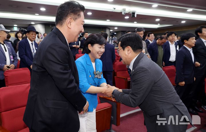 [서울=뉴시스] 조성봉 기자= 박찬대 더불어민주당 당대표직무대행 겸 원내대표가 10일 오후 서울 여의도 국회 의원회관 소회의실에서 열린 민주당 2기 원내대표 후보 합동토론회에서 김병기, 서영교 후보와 인사를 하고 있다. 2025.06.10. suncho21@newsis.com