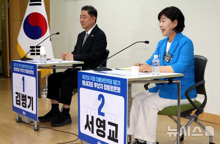 [서울=뉴시스] 조성봉 기자= 서영교 더불어민주당 원내대표 후보가 10일 오후 서울 여의도 국회 의원회관 소회의실에서 열린 민주당 2기 원내대표 후보 합동토론회에서 발언을 하고 있다. 왼쪽은 김병기 후보. 2025.06.10. suncho21@newsis.com