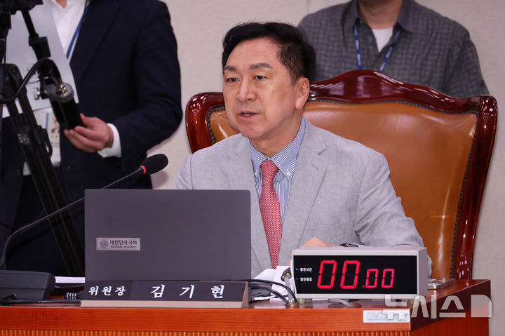[서울=뉴시스] 조성우 기자 = 지난 10일 오후 서울 여의도 국회에서 열린 2025 아시아태평양경제협력체(APEC) 정상회의 지원 특별위원회 제3차 전체회의에서 김기현 위원장이 발언하고 있다. 2025.06.10. xconfind@newsis.com