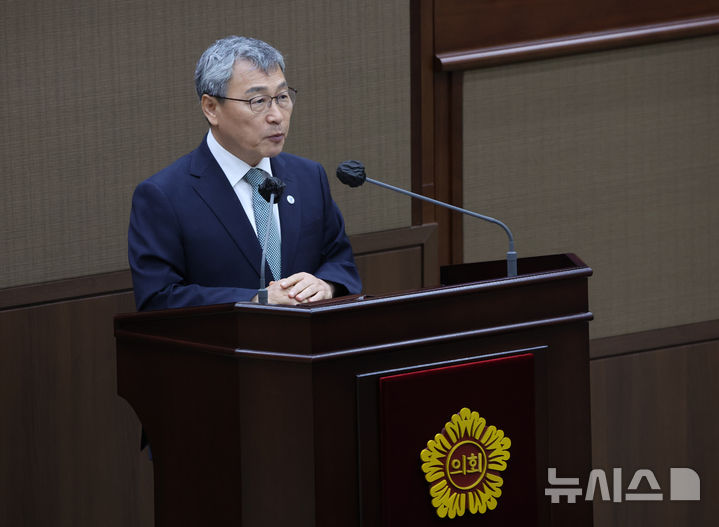 [서울=뉴시스] 김금보 기자 = 정근식 서울시교육감이 6월 10일 오후 서울 중구 서울시의회 본회의장에서 열린 제331회 정례회 본회의에서 2025년도 제1회 추가경정예산안 제출에 따른 시정연설을 하고 있다. 2025.06.10. kgb@newsis.com