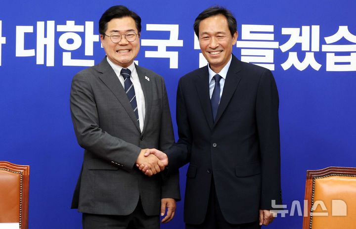 [서울=뉴시스] 조성봉 기자= 박찬대 더불어민주당 당대표 직무대행 겸 원내대표가 10일 서울 여의도 국회에서 우상호 대통령실 정무수석을 접견하며 악수하고 있다. 2025.06.10. suncho21@newsis.com