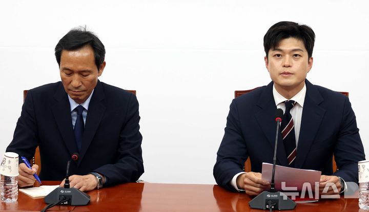 [서울=뉴시스] 조성봉 기자= 김용태 국민의힘 비상대책위원장이 10일 오후 서울 여의도 국회에서 우상호 대통령실 정무수석을 접견하며 발언을 하고 있다. 2025.06.10. suncho21@newsis.com