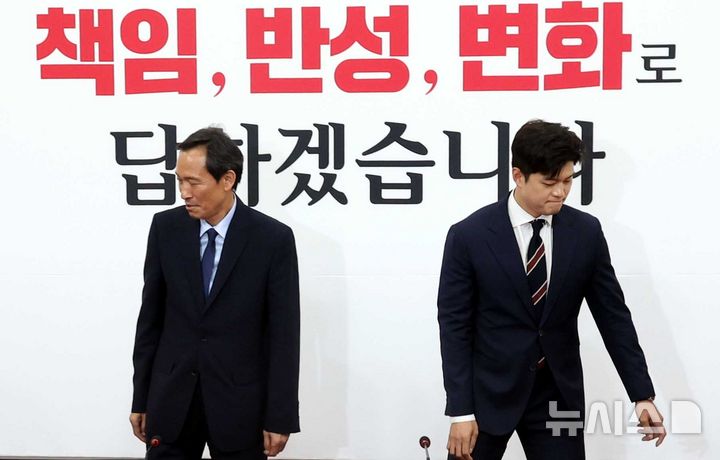 [서울=뉴시스] 조성봉 기자= 김용태 국민의힘 비상대책위원장과 우상호 대통령실 정무수석이 10일 오후 서울 여의도 국회에서 기념촬영을 마친 뒤 각자의 자리로 향하고 있다. 2025.06.10. suncho21@newsis.com