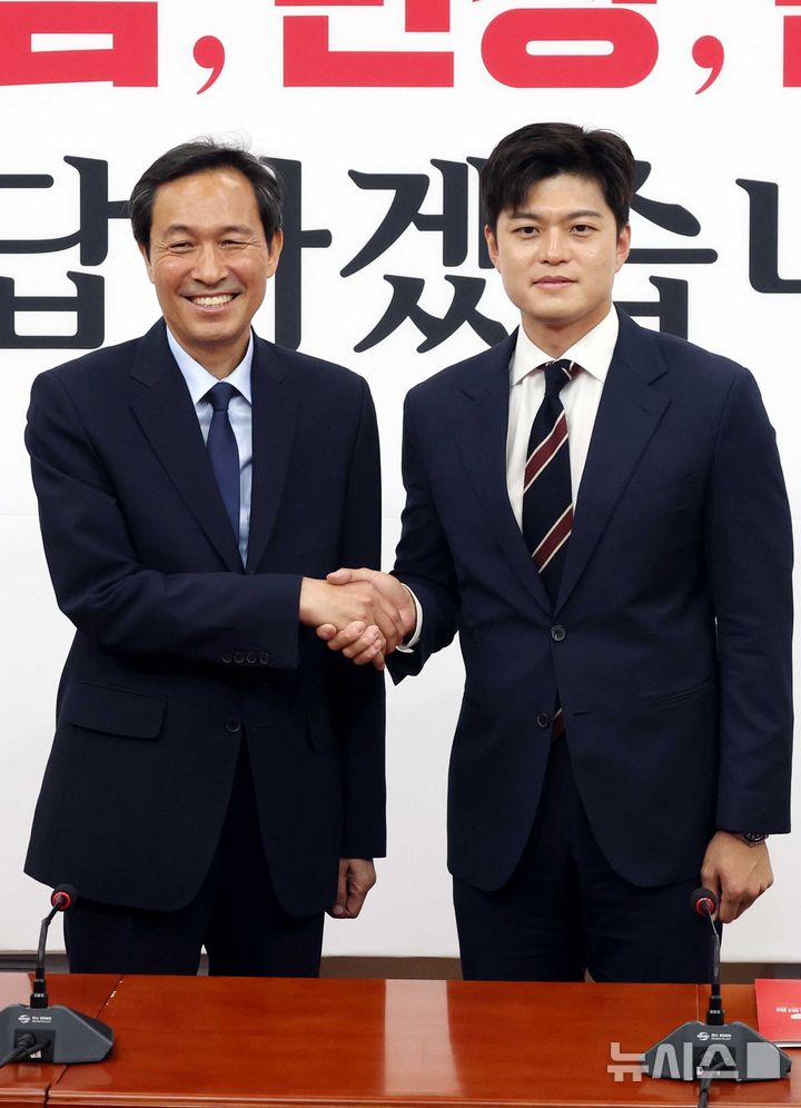 [서울=뉴시스] 조성봉 기자= 김용태 국민의힘 비상대책위원장이 10일 오후 서울 여의도 국회에서 우상호 대통령실 정무수석을 접견하며 악수하고 있다. 2025.06.10. suncho21@newsis.com