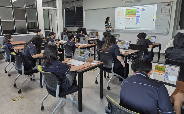 [곡성=뉴시스] 전남 곡성군미래교육재단 창의로봇교실. (사진=곡성군청 제공). photo@newsis.com *재판매 및 DB 금지