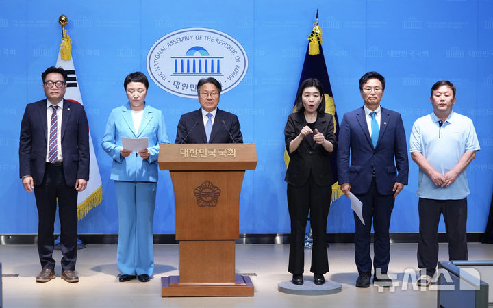 [광주=뉴시스] 강기정 광주시장, 공공배달앱 정부지원, 민간배달앱 규제 촉구 기자회견. (사진=광주시청 제공). photo@newsis.com *재판매 및 DB 금지