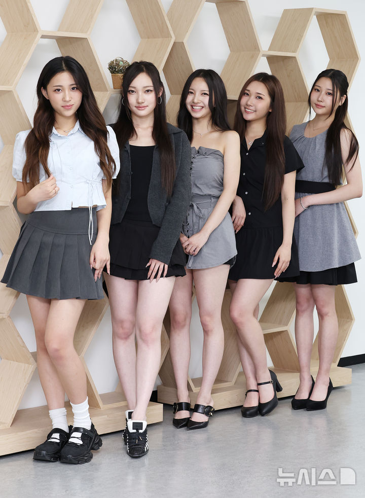 [서울=뉴시스] 이영환 기자 = 걸그룹 VVS(왼쪽부터 리원, 라나, 브리트니, 지우, 아일리)가 지난 10일 서울 중구 뉴시스에서 인터뷰를 앞두고 포즈를 취하고 있다. 2025.06.15. 20hwan@newsis.com