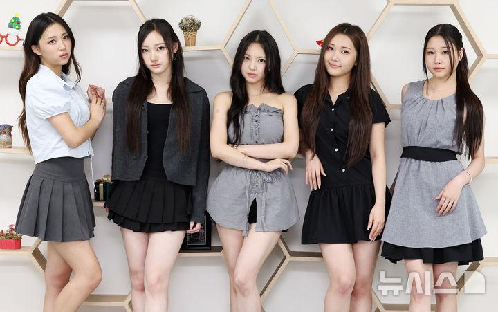 [서울=뉴시스] 이영환 기자 = 걸그룹 VVS(왼쪽부터 리원, 라나, 브리트니, 지우, 아일리)가 지난 10일 서울 중구 뉴시스에서 인터뷰를 앞두고 포즈를 취하고 있다. 2025.06.15. 20hwan@newsis.com