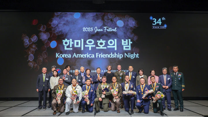 [서울=뉴시스] 이영환 기자 = 강정애 국가보훈부 장관이 10일 오후 서울 서초구 JW메리어트 서울 그랜드볼룸에서 열린 한미우호의 밤 행사에서 참석자들과 기념촬영을 하고 있다. (사진=국가보훈부 제공) 2025.06.10. photo@newsis.com *재판매 및 DB 금지