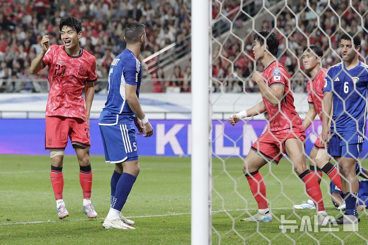 [서울=뉴시스] 최동준 기자 = 10일 서울 마포구 서울월드컵경기장에서 열린 2026 국제축구연맹(FIFA) 북중미월드컵 아시아 3차 예선 한국과 쿠웨이트의 경기, 전진우가 상대의 자책골을 유도한 후 동료들과 기뻐하고 있다. 2025.06.10. photocdj@newsis.com